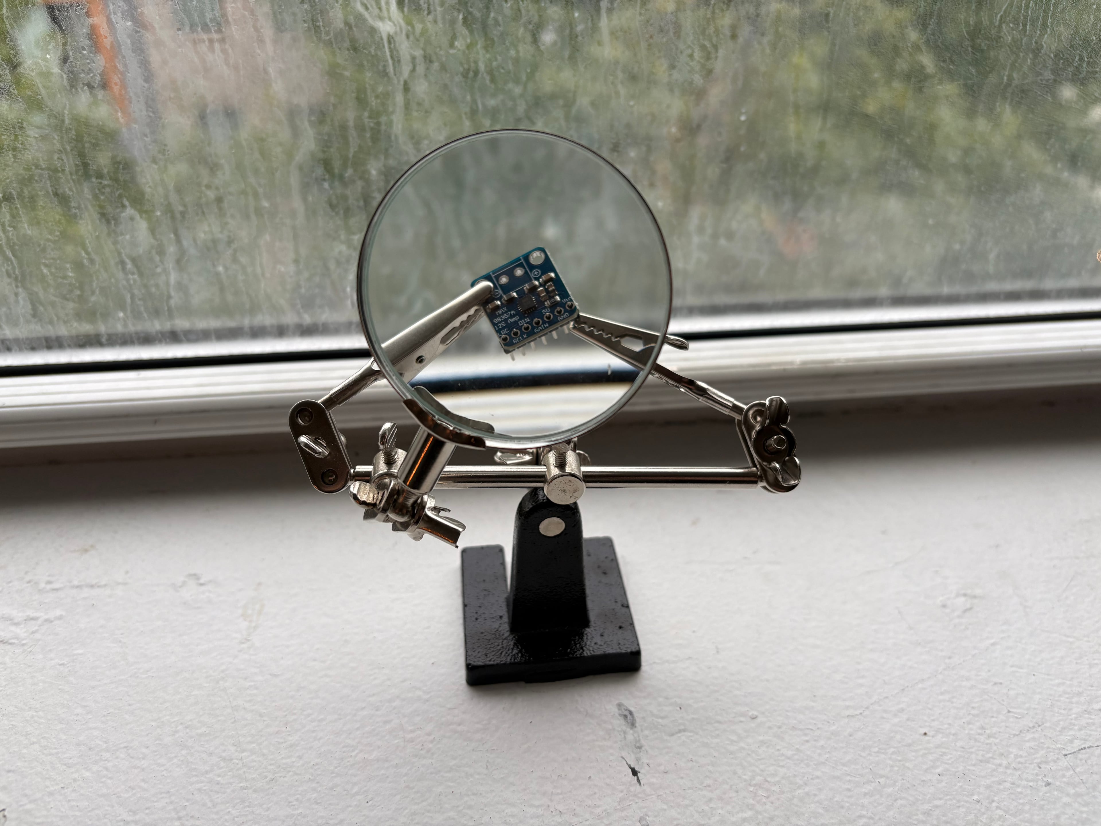 amplifier behind a magnifying glass